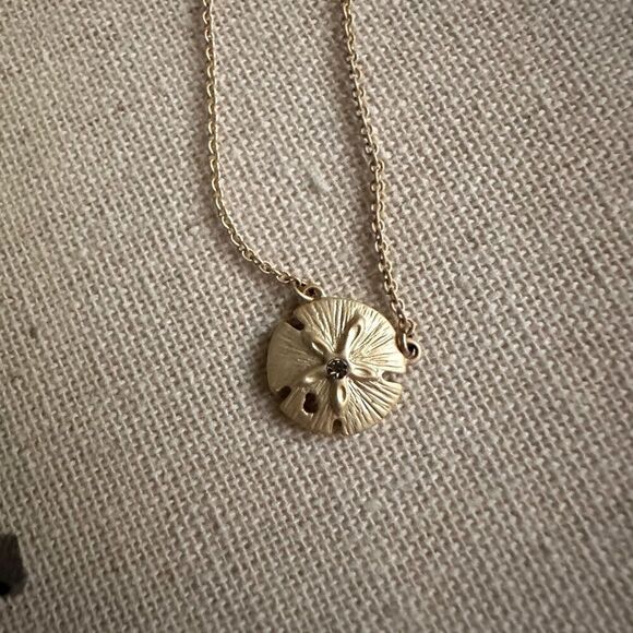 Vinatge gold necklace with sand dollar charm. - Picture 5 of 6